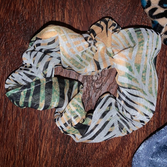 Scrunchie bundle!! - Picture 3 of 4